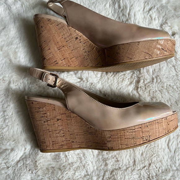 Stuart Weitzman nude patent wedge - Picture 4 of 11